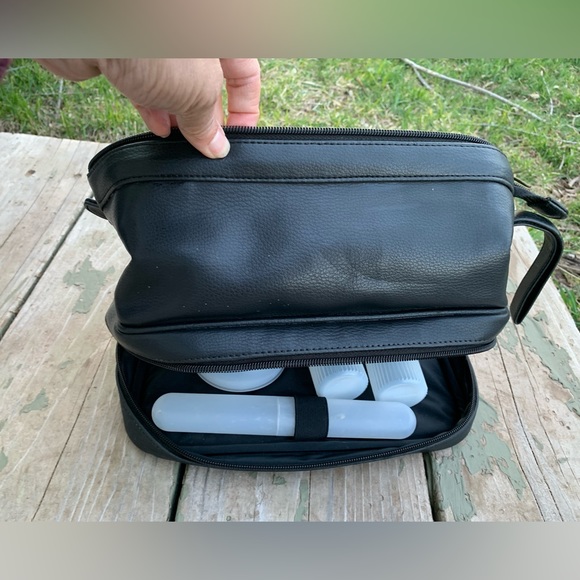 •DOPP(TM) Kit•Black Leather or Really Nice Faux•2-Zip Compartments•Like New! - Picture 5 of 7